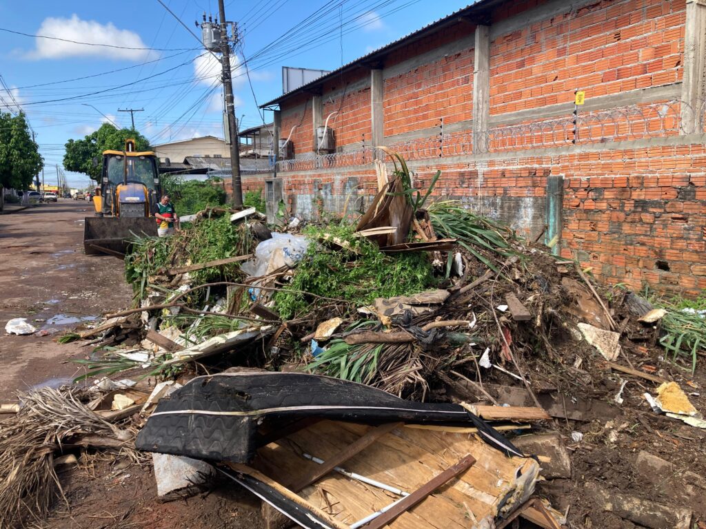 WhatsApp-Image-2025-07-30-at-14.11.16-3-1024x768 Prefeitura de Macapá retira 8 toneladas de entulhos no bairro Universidade após levantamento identificar 121 lixeiras viciadas, sendo 51 na Zona Sul